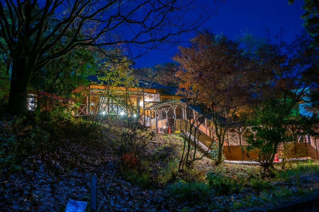 山の家の夜景